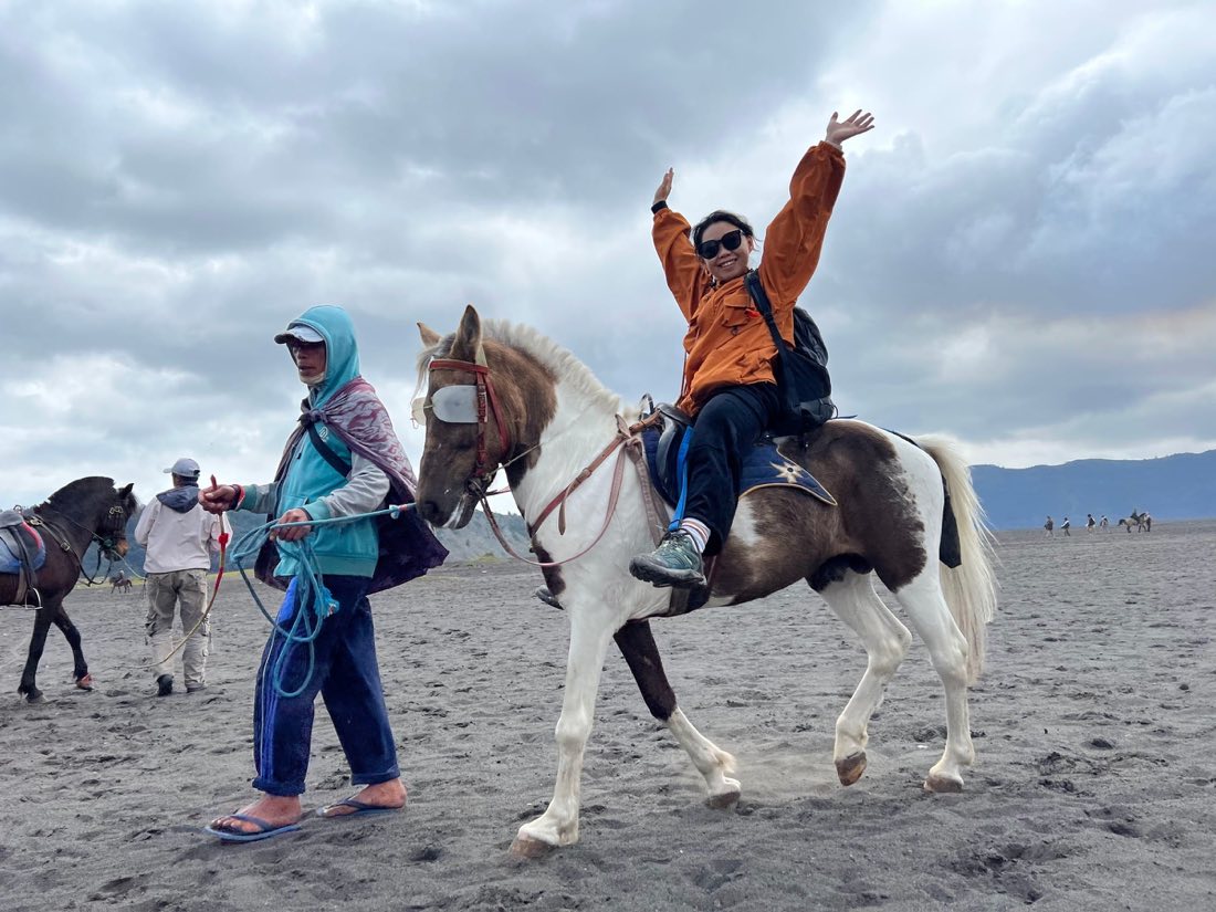體驗騎馬穿行在火山荒漠